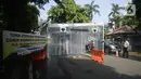 Kendaraan melintasi tenda sterilisasi saat akan memasuki kawasan perumahan di Pondok Indah, Jakarta Selatan, Senin (30/2/2020). Perumahan di Pondok Indah menerapkan akses masuk satu pintu untuk mencegah penyebaran virus corona COVID-19. (merdeka.com/Dwi Narwoko)