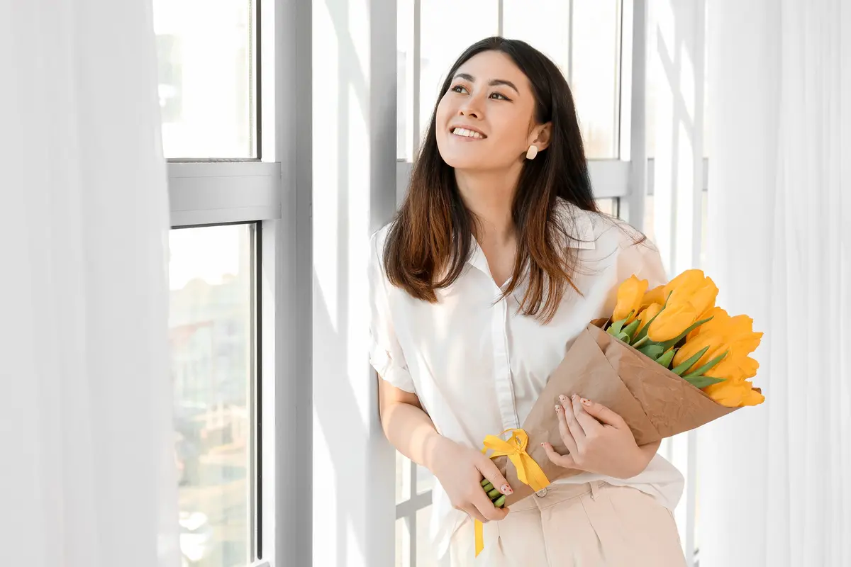 perempuan dan bunga bahagia