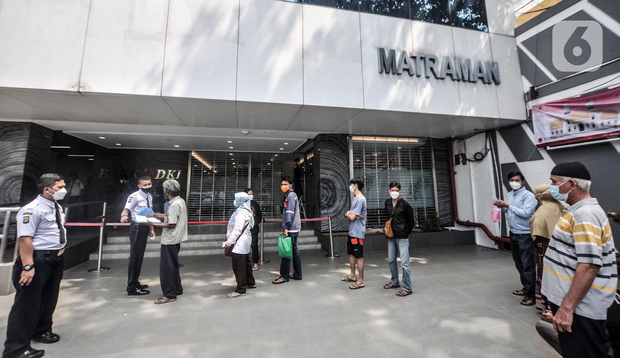 FOTO: Antrean Warga Cairkan BST di ATM Bank DKI - News ...
