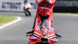 Marc Marquez sukses menambah 25 poin usai menjadi pemenang pada balapan utama MotoGP Ceko 2025 di Sirkuit Brno, Minggu (20/7/2025) malam WIB. (Michal Cizek/AFP)