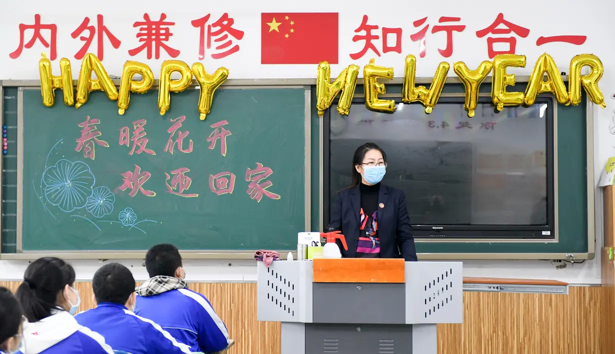 Para murid mengikuti kelas di Sekolah Menengah Pertama No. 87 di Changchun, Provinsi Jilin, China timur laut, (20/4/2020). Lebih dari 56.000 pelajar tahun akhir sekolah menengah pertama di Changchun kembali masuk sekolah pada Senin (20/4). (Xinhua/Yan Linyun)