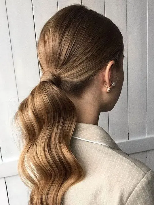 Sleek dan edgy adalah gaya rambut yang tak pernah gagal menghadirkan kesan gaya saat diaplikasikan pada penampilan, terutama saat musim liburan.