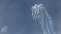 Penampilan udara Jupiter Aerobatic Team (JAT) dalam perayaan HUT TNI AU ke-71 di Bandara Halim Perdanakusuma, Jakarta, Minggu (9/4). Dalam atraksi ini sebanyak 1.600 personel TNI AU dan 132 pesawat dilibatkan. (Liputan6.com/Faizal Fanani)