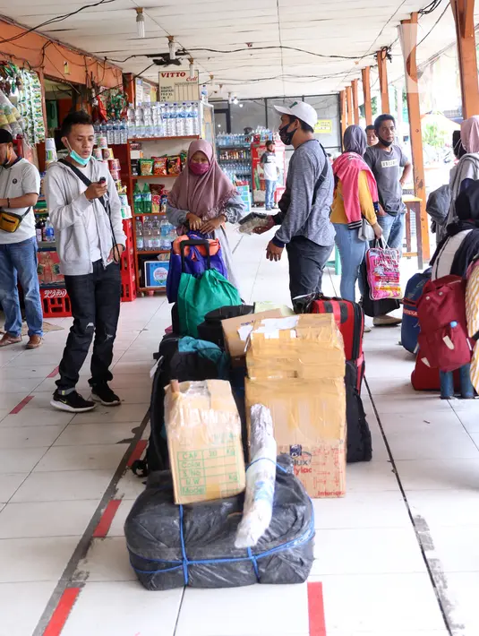 Suasana saat para calon penumpang menunggu jadwal keberangkatan bus di Terminal Kalideres, Jakarta, Minggu (22/12/2020). Menjelang Natal dan Tahun Baru 2021, Terminal Kalideres terpantau ramai. (Liputan6.com/Angga Yuniar)