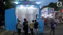 Sebuah kaus putih berukuran 3x3.1 meter menghiasi booth Koze Indonesia pada JakCloth Year End Sale 2019 di Plaza Tenggara GBK Senayan, Jakarta, Kamis (26/12/2019). Pengunjung membubuhkan tanda tangan dan harapan di tahun 2020. (Liputan6.com/Fery Pradolo)