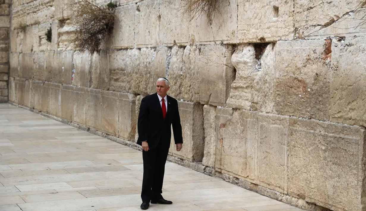 Wakil Presiden AS Mike Pence mengunjungi Tembok Barat Yerusalem (23/1). Pence menegaskan kembali pernyataan Presiden AS Donald Trump tentang Yerusalem pada tanggal 6 Desember sebagai ibu kota Israel. (AFP Photo/Thomas Coex)
