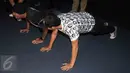Pemain film Warkop DKI Reborn Abimana Aryasatya (Dono), Tora Sudiro (Indro) melakukan push up saat saat nonton bareng gratis Warkop DKI Reborn Part 1 di Bekasi, Jawa Barat, Sabtu (10/9). (Liputan6.com/Istimewa)
