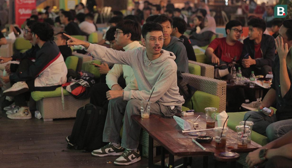 Sejumlah pendukung Timnas Indonesia U-17 memeriahkan acara nonton bareng Piala Dunia U-17 2023 di Avenue of The Stars Lippo Mall Kemang, Jakarta, Jumat (10/11/2023). (Bola.com/Adine Wirya)