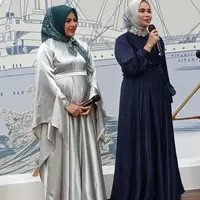 Melihat koleksi scarf buatan Aurel Hermansyah