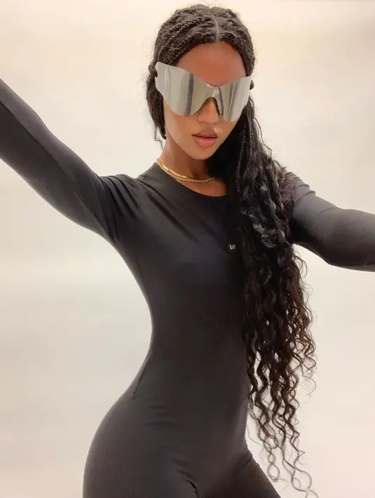 Berikut pesona Juliana Nalu dalam balutan baju hitam khas cewek mamba yang juga jadi ciri Kanye West (IG @juliananalu)