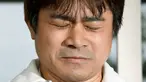 Ekspresi Takayuki Tanooka usai sang anak yang bernama Yamato Tanooka ditemukan, di Hokkaido, Jepang, Jumat (3/6). Bocah 7 tahun itu sempat hilang hampir seminggu setelah ditinggalkan orangtuanya di hutan karena nakal. (Kyodo/via REUTERS)