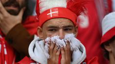 Teriakan dukungan semangat sekejap berubah menjadi raut sedih dan cemas dari pendukung Denmark ketika dikejutkan dengan insiden Christian Eriksen yang tiba-tiba jatuh tak sadarkan diri pada menit ke-43. (Foto: AFP/Pool/onathan Nackstrand)