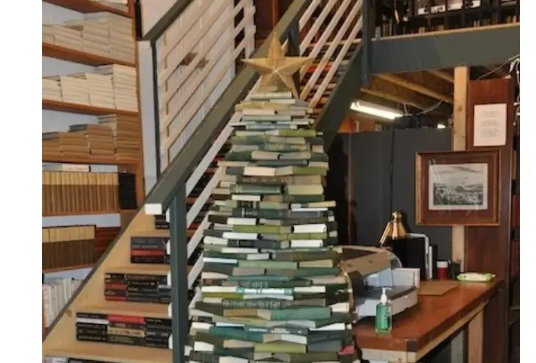 Pohon Natal unik dari tangga. (Foto: Buzzfeed - nedesignbuild.com)