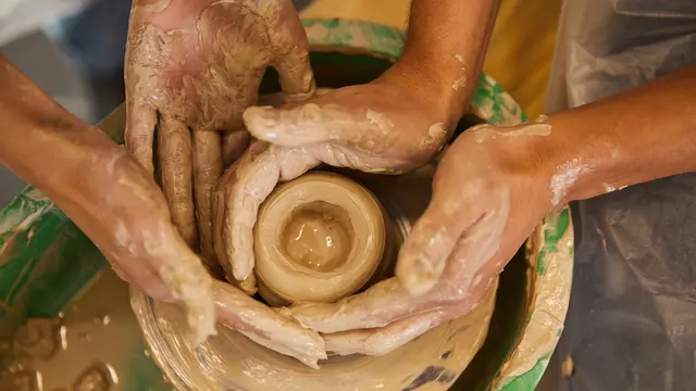 Ilustrasi Pottery Date