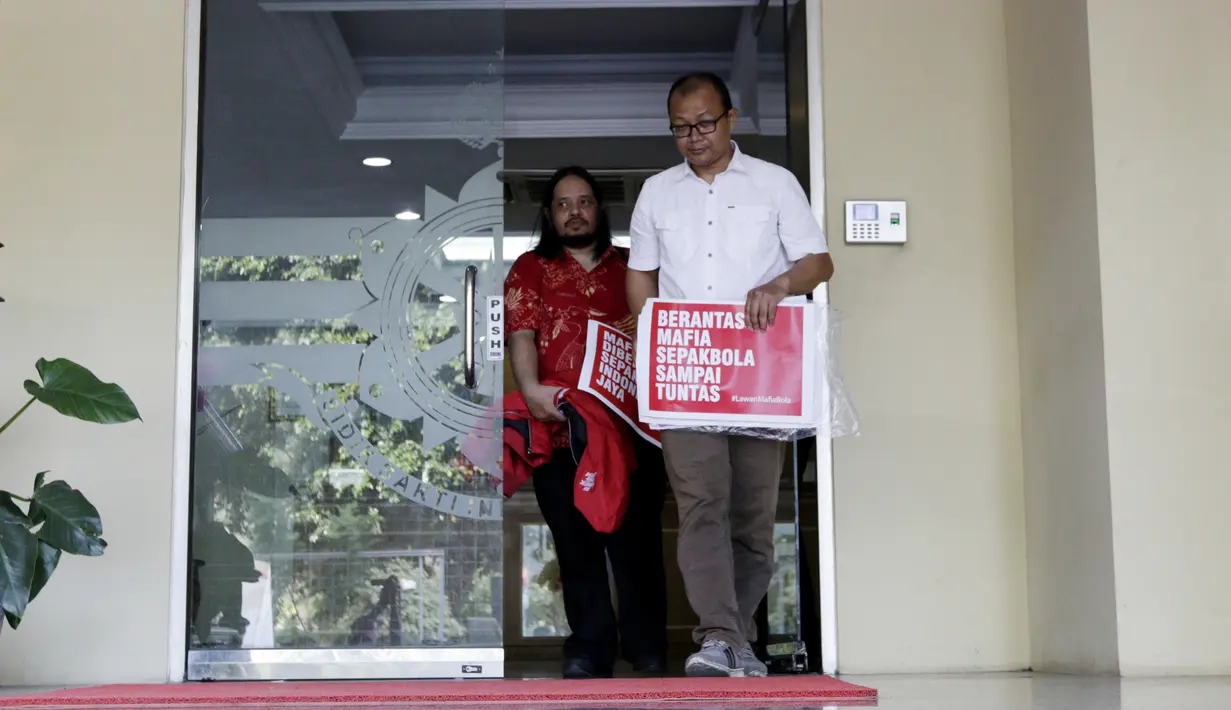 Aktivis Indonesia Football Community, Emerson Yuntho dan Ignatius Indro, menyambangi Polda Metro Jaya, Jakarta, Jumat (28/12). Mereka menyatakan mendukung Satgas Anti Mafia Sepak Bola memberantas mafia sepak bola. (Bola.com/M Iqbal Ichsan)