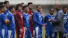 Caretaker Persib, Herrie Setiawan, memimpin latihan di Stadion GBLA, Jawa Barat, Kamis (20/7/2017). Persib bersiap menghadapi Persija pada laga Liga 1. (Bola.com/Vitalis Yogi Trisna)