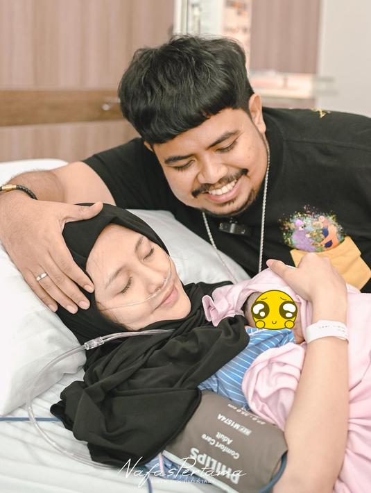 Melalui media sosial, Rigen dan sang istri pun terlihat begitu bahagia menyambut kehadian anak kedua. Anak kedua dari Rigen yang dipanggil Baby Esh ini juga tak lepas dari perhatian netizen. (Liputan6.com/IG/@rigensih)