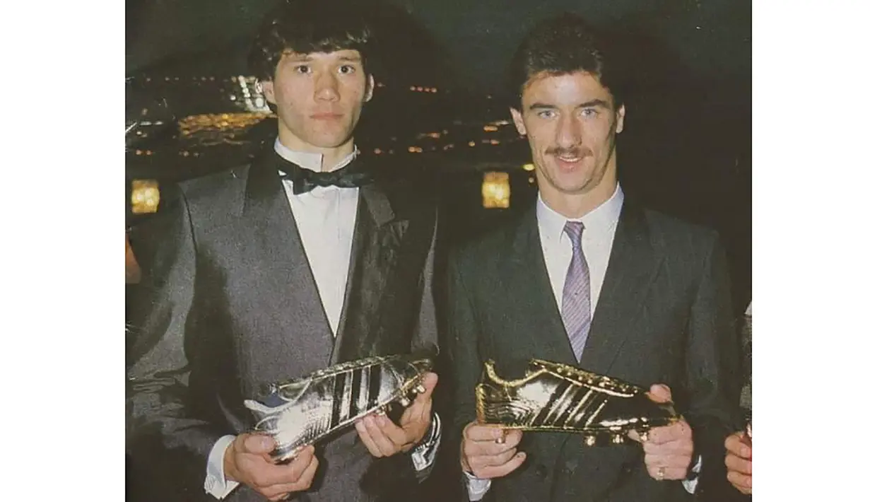 Striker Liverpool, Ian Rush (kanan) menyabet trofi Sepatu Emas Eropa edisi 1984 setelah mencetak total 32 gol bagi Liverpool di Liga Inggris musim 1983/1984. Ia berhasil menyisihkan Marco van Basten (Ajax Amsterdam) di posisi kedua. (facebook.com/mundialstyle)