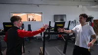 Momen Tommaso Baldanzi (kiri) bertemu Paulo Dybala di markas latihan AS Roma, Trigoria. (X/AS Roma)
