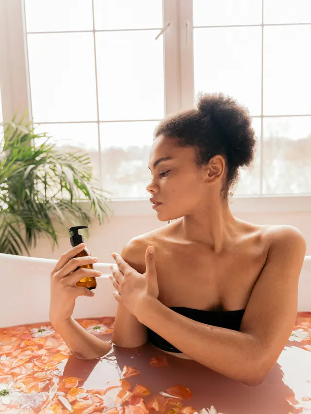 1. Rutin Membersihkan Punggung Setelah Beraktivitas