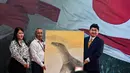 Direktur iZoo Jepang, Tuyoshi Shirawa (kanan); Direktur Operasi dan Urusan Umum Kebun Binatang Surabaya, Nurika Widyasa (kiri); dan Direktur Keuangan dan Sumber Daya Manusia (SDM) Kebun Binatang Surabaya, Moch. Nahroni berpose dengan lukisan komodo setelah menandatangani nota kesepahaman mengenai kerja sama dalam perlindungan dan konservasi satwa liar antara Indonesia dan Jepang di Kebun Binatang Surabaya, Jawa Timur, pada Rabu 29 April 2026. (JUNI KRISWANTO/AFP)
