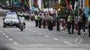 Warga dan pelajar menyambut rombongan Para kepala Negara dan delegasi dari Asia dan Afrika mengikuti 'Historical Walk' dalam rangkaian Peringatan KAA ke-60, di Bandung, Jumat (24/4/2015). (Liputan6.com/Faizal Fanani)