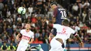 Striker PSG, Neymar Jr, duel udara dengan bek Toulouse, Issa Diop, pada laga Liga 1 Prancis, di Stadion Parc des Princes, Senin (21/8/2017). PSG menang 6-2 atas Toulouse. (AFP/bertrand Guay)