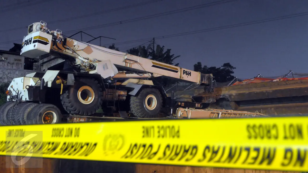 20160515-Truk Trailer Pengangkut Crane Tabrak JPO BSD Hingga Roboh-Tangerang