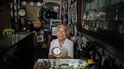 Wai Wah, seorang tukang reparasi arloji, menunjukkan jam buatan China yang dia perbaiki di tempat reparasi arloji Yoke Chong di Klang, Negara Bagian Selangor, Malaysia (5/12/2020). (Xinhua/Zhu Wei)