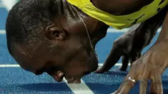 Sprinter Jamaika, Usain Bolt, mencium lintasan setelah meraih medali emas lari 200m putra Olimpiade Rio 2016 di Olympic Stadium, Rio de Janeiro, Brasil, (18/8/2016). (AP Photo/Matt Dunham)
