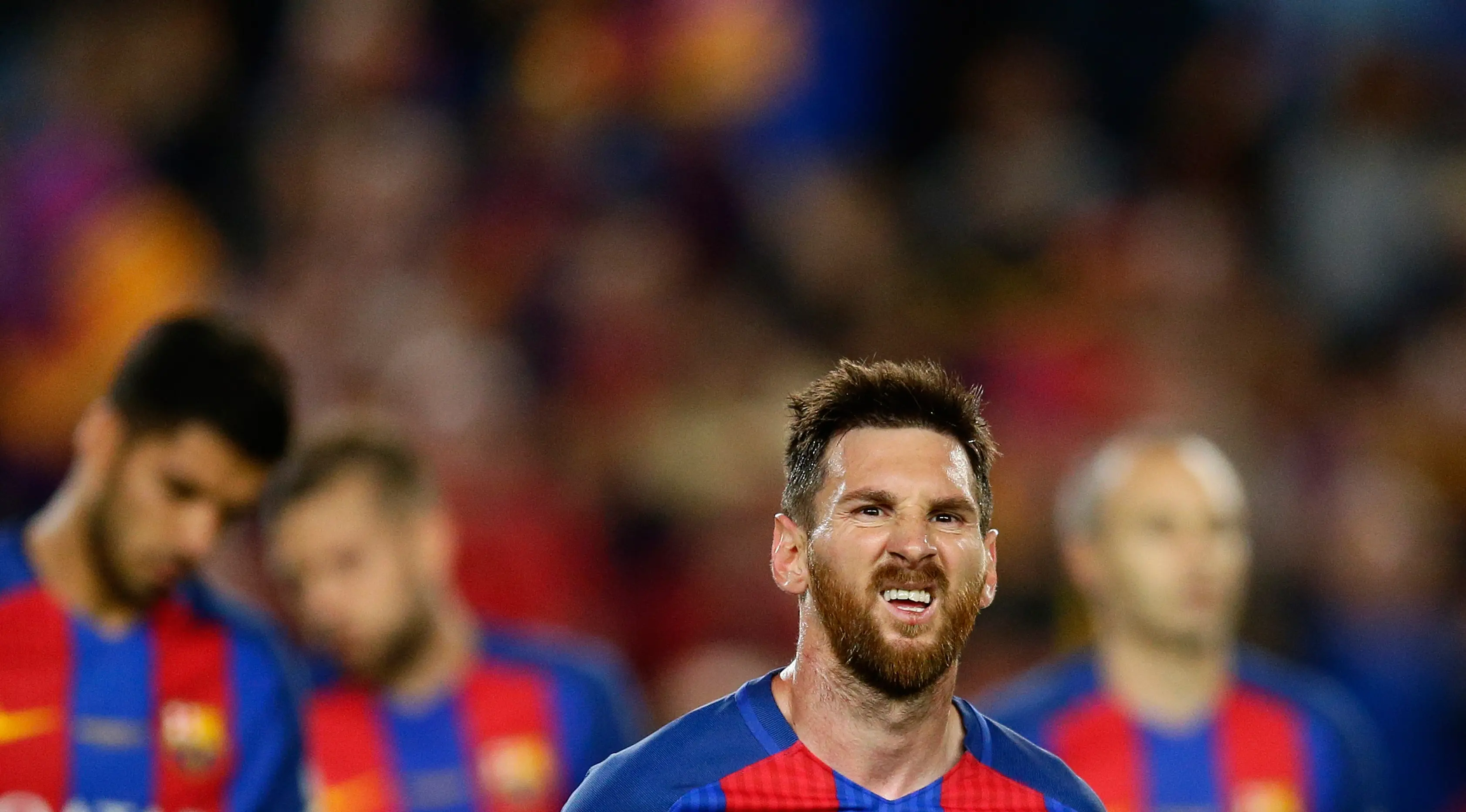 Ekspresi penyerang Barcelona, Lionel Messi usai pertandingan melawan Eibar di stadion Camp Nou, Barcelona, Spanyol,(21/5). Dalam pertandingan ini Messi mencetak dua gol dan mengantar Barcelona menang 4-2 atas Eibar. (AP Photo / Manu Fernandez)
