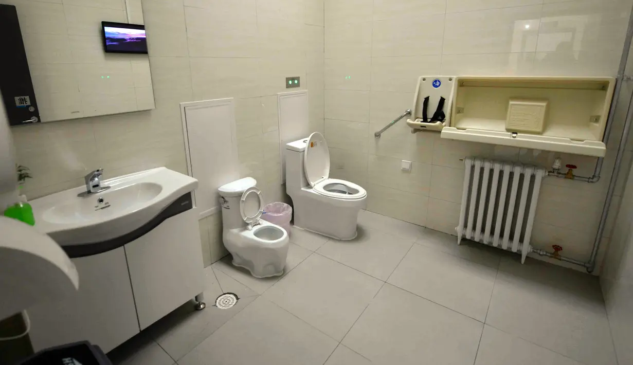 Kondisi toilet umum pertama yang dilengkapi Wi-fi, mesin ATM hingga tempat pengisian energi untuk ponsel dan mobil listrik di Beijing, Kamis (19/11). Toilet ini juga akan dibuka di pinggiran kota Beijing dan kota lainnya. (CHINA OUT AFP PHOTO)