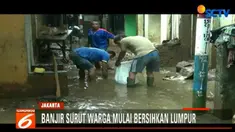 Berbekal alat seadanya, warga mengumpulkan sampah dan lumpur yang mengendap.
