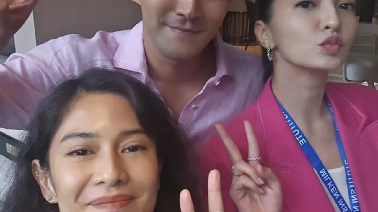 Raline Shah dan Dian Sastrowardoyo saat Berfoto Bersama Siwon