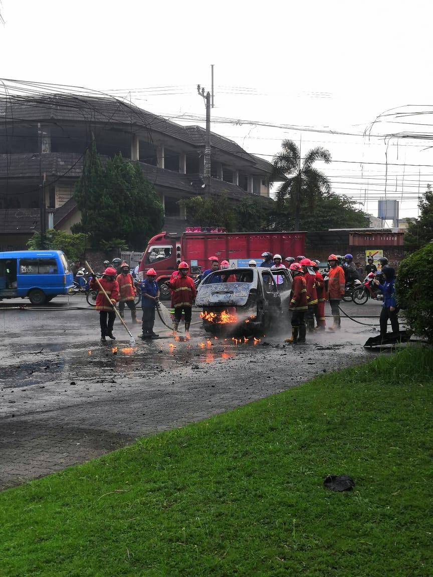 Daihatsu Esspas terbakar di jalan Panji Suroso Kota Malang, Rabu (13/2/2019) (Dwi Zain for Otosia.com)