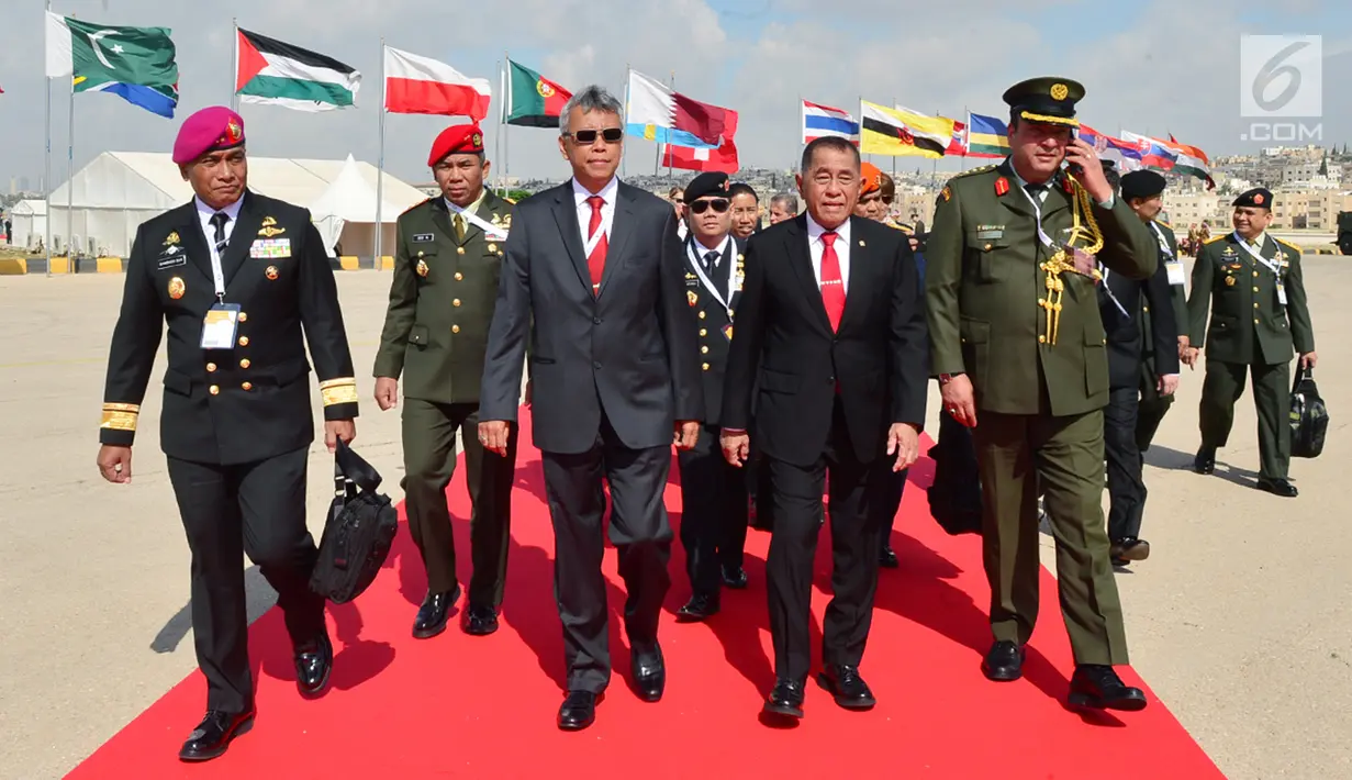 Menteri Pertahanan RI Ryamizard Ryacudu saat menghadiri Sofex Yordan Exhibition 2018, Selasa (8/5). Kegiatan ini merupakan rangkaian dari kunjungan kerja Menhan RI ke Yordania. (Liputan6.com/HO/Kemenhan)