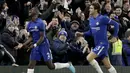 Bek Chelsea, Antonio Rudiger, merayakan gol yang dicetaknya ke gawang Swansea pada laga Premier League di Stadion Stamford Bridge, London, Rabu (29/11/2017). Chelsea menang 1-0 atas Swansea. (AP/Matt Dunham)