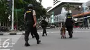 Personil kepolisian dengan anjing pelacak saat menyisir lokasi sekitar kejadian pengeboman, Jakarta, Kamis (14/1/2016). Beberapa ledakan dan suara senjata api terjadi di pusat ibukota. (Liputan6.com/Yudha Gunawan)