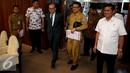 Ketua Komisi II DPR Rambe Kamarulzaman (tengah), bersama Mendagri Tjahjo Kumolo (kedua kanan), saat tiba sebelum mengikuti rapat kerja di Kompleks Parlemen, Senayan, Jakarta, Selasa (6/12). (Liputan6.com/Johan Tallo)