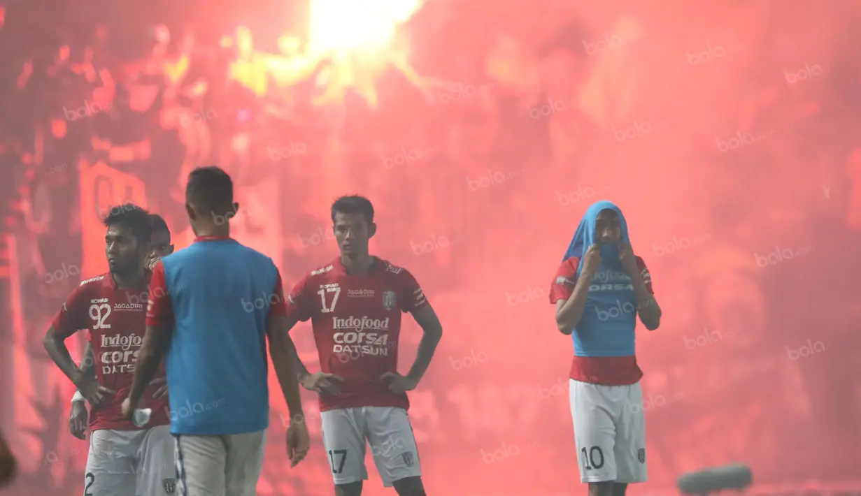 Para Pemain Bali United terlihat sedih saat kalah dari Persija Jakarta pada laga Trofeo Persija di Stadion Utama Gelora Bung Karno, Jakarta, Sabtu (9/4/2016). (Bola.com/Nicklas Hanoatubun)