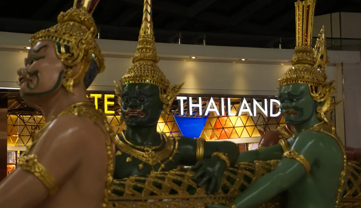 Sebelum mendarat di Moskow, pesawat saya transit dahulu di Bandara Suvarnabhumi, Bangkok. Lumayan bisa foto-foto dulu sama patung yang memiliki nama The Churning of the Milk Ocean. (Bola.com/Okie Prabhowo)
