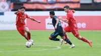 Pemain Arema FC, Evan Dimas berusaha melewati pemain Persija Jakarta, Muhammad Ferarri dan Ondrej Kudela dalam laga pekan ke-23 BRI Liga 1 2022/2023 di Stadion Patriot Candrabhaga, Bekasi, Minggu (12/2/2023) sore WIB. Arema FC kalah dengan skor 0-2. (Bola.com/M Iqbal Ichsan)