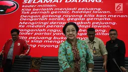 Ketua Umum PDIP Megawati Soekarnoputri (dua kiri) saat memberi pembekalan kepada caleg PDIP di DPP PDIP, Jakarta, Kamis (15/11). Megawati didampingi Sekjen PDIP Hasto Kristiyanto dan politikus PDIP Djarot Syaiful Hidayat. (Merdeka.com/Imam Buhori)