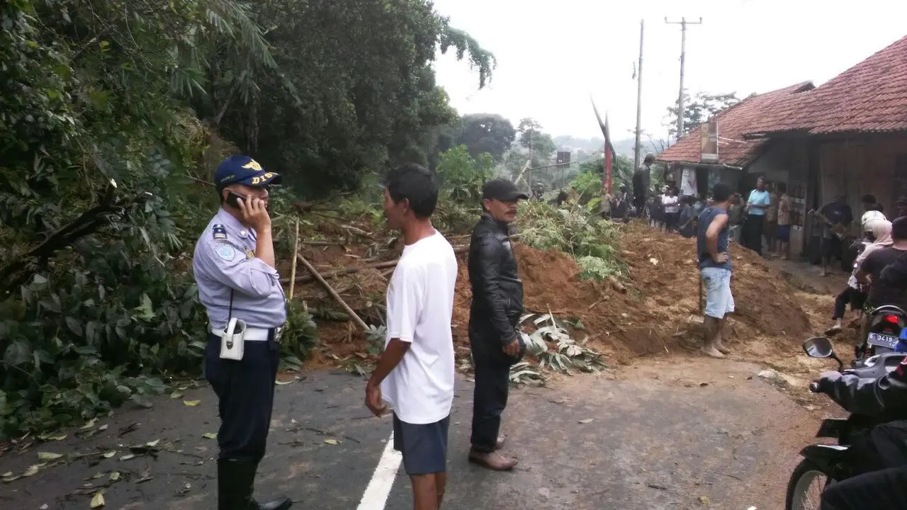 Tebing Longsor, AksJes Jalan Antardesa di Majalengka Terputus