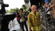 Alinda Agustine Quintansari, Sekretaris Pribadi (Sespri) Ratu Atut Chosiyah, meninggalkan Gedung KPK, Jakarta, Rabu (5/11/2014). (Liputan6.com/Miftahul Hayat)