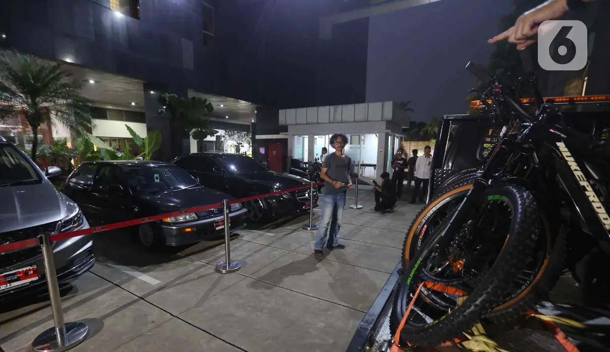 Pewarta melihat-lihat beberapa kendaraan sitaan hasil Operasi Tangkap Tangan (OTT) yang menjerat Kepala Kantor Imigrasi Jakarta Barat tiba di Gedung Merah Putih Komisi Pemberantasan Korupsi (KPK), Jakarta, Rabu (3/6/2026). (Liputan6.com/Helmi Fithriansyah)