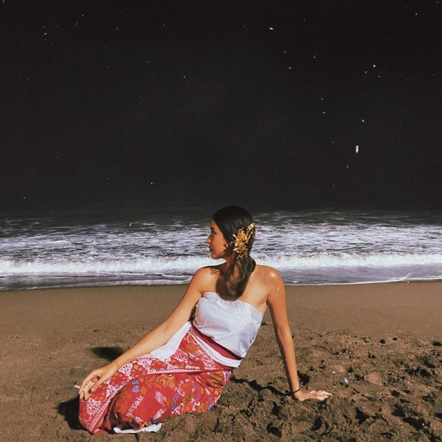 7 Pesona Estelle Linden dengan Busana Adat Indonesia Ini Tampil Menawan