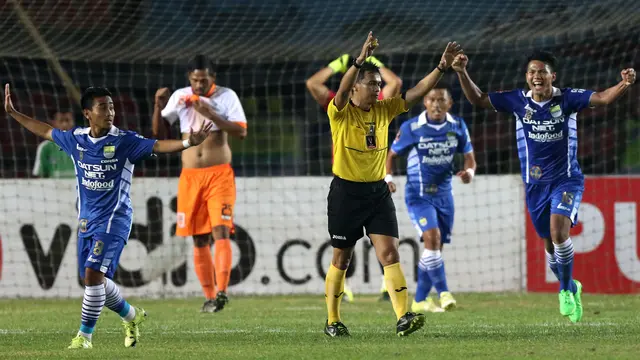 Diwarnai Tiga Kartu Merah, Persib Singkirkan Borneo FC