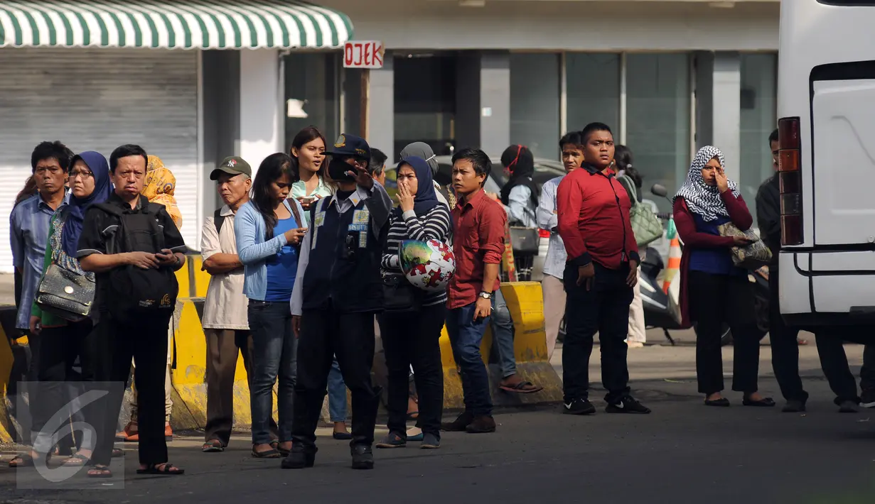 Beberapa calon penumpang menunggu bus di Terminal Blok M, Jakarta Selatan, Selasa (22/3). Aksi mogok massal angkutan umum dan taksi menyebabkan penumpang terlantar di sejumlah titik. (Liputan6.com/Helmi Fithriansyah)
