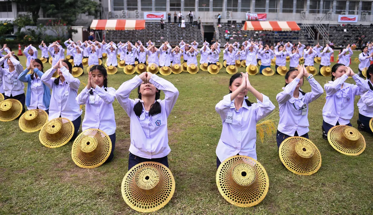Ratusan pelajar menari saat mengikuti gladi resik di halaman sekolah di Bangkok, Thailand (13/11/2019). Gladi resik diadakan sebagai persiapan untuk kunjungan Paus Fransiskus yang  akan berada di Thailand pada 20-23 November 2019. (AFP Photo/Chalinee Thirasupa)